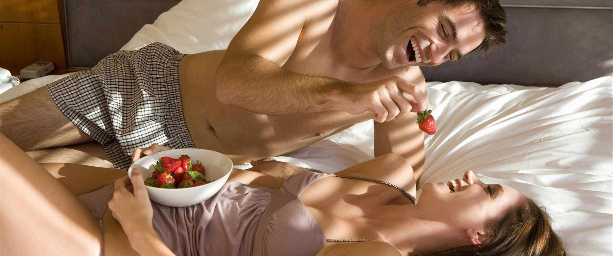 Телочку с небритой мандой мужик накормил спермой после секса 